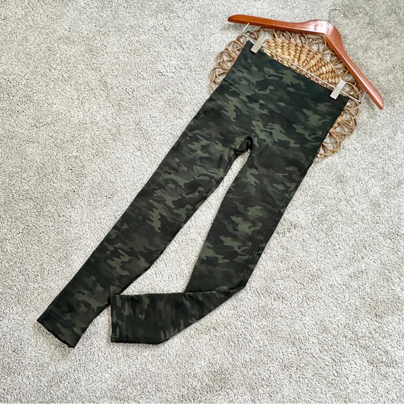 SPANX Look At Me Now Seamless Leggings High Waisted Green Camo Size SP - Picture 2 of 10